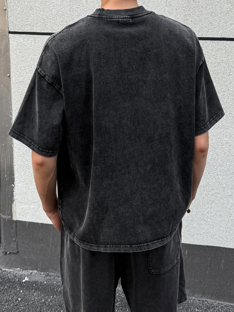 ボクシーシルエットのウォッシュ加工ショートスリーブTシャツ：ストリートファッション男子の旬のスタイル