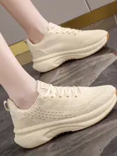 軽量の白色テニスシューズ【女性用・クッション性・バドミントン・バレーボール対応】