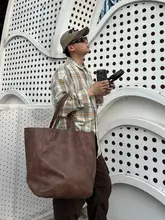 大容量 レザーショルダーバッグ【油蜡皮製・通勤・シンプルデザイン】