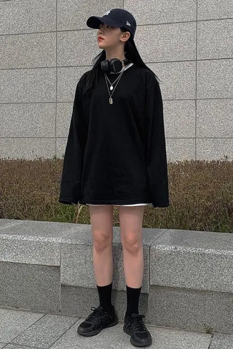 純綿の白い長袖Tシャツ【ユニセックス・秋用・ゆったりデザイン】