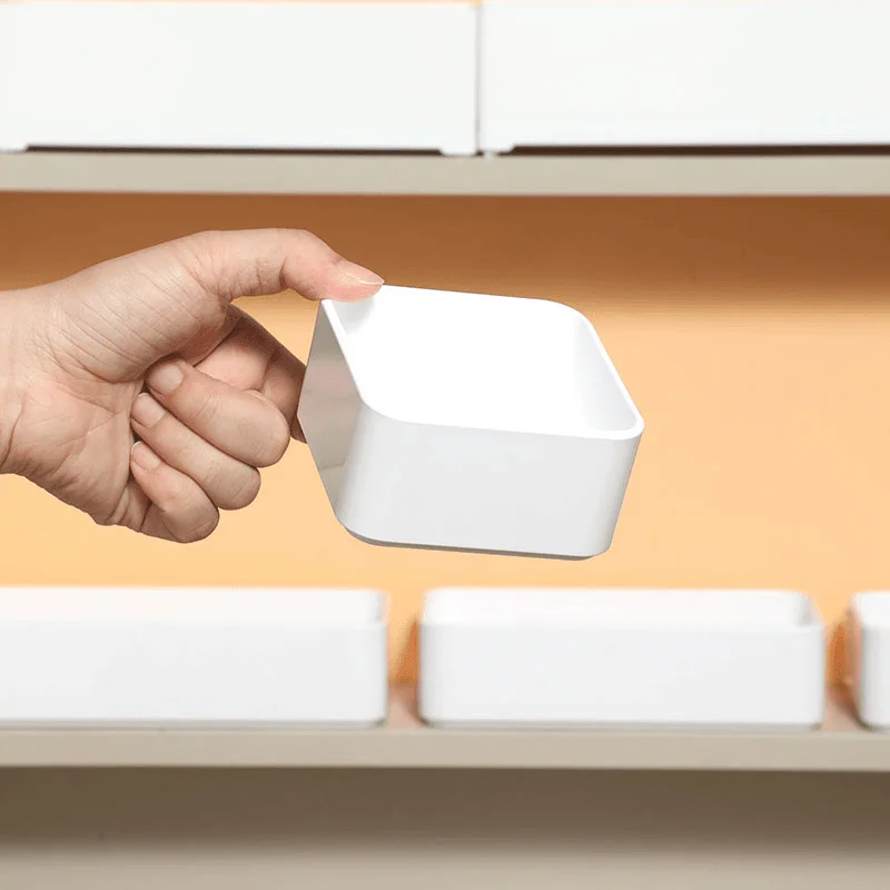 白色プラスチック製バスルーム用ミラーキャビネット収納ボックス：化粧品・スキンケア用品の効率的収納を実現