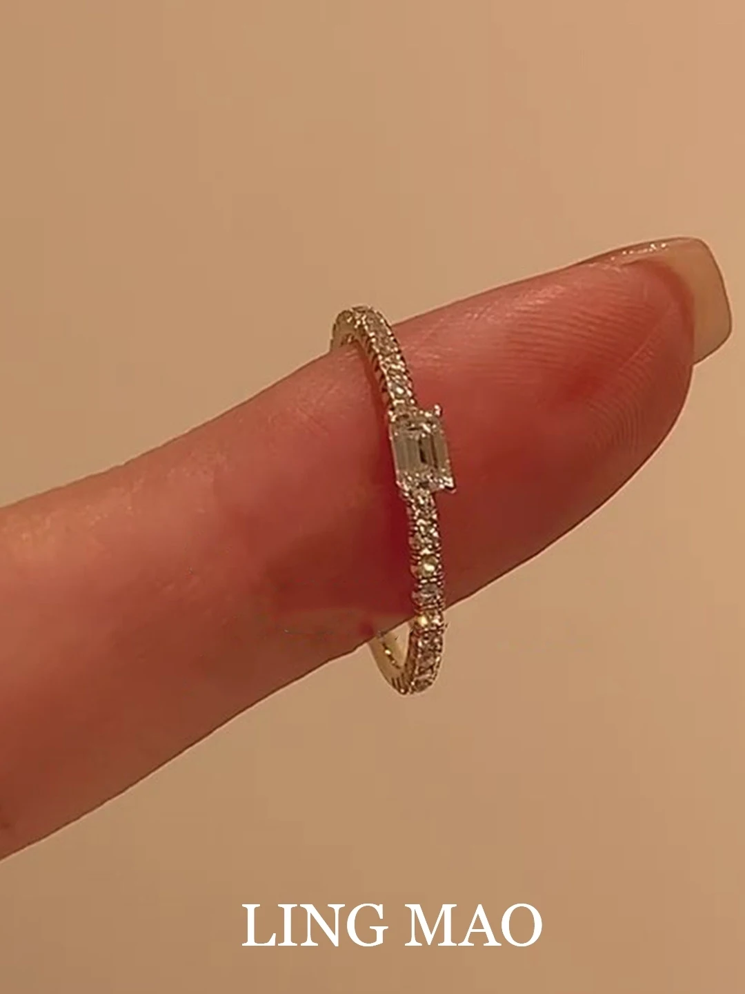 おしゃれな人が選ぶ 結婚指輪：ゴールドのキューブデザインダイヤモンドリングの選び方と実用性