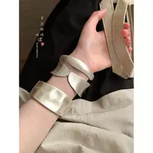 ユニークなデザインのシルバー金属オープンバングル【幅広・おしゃれなアクセサリー】
