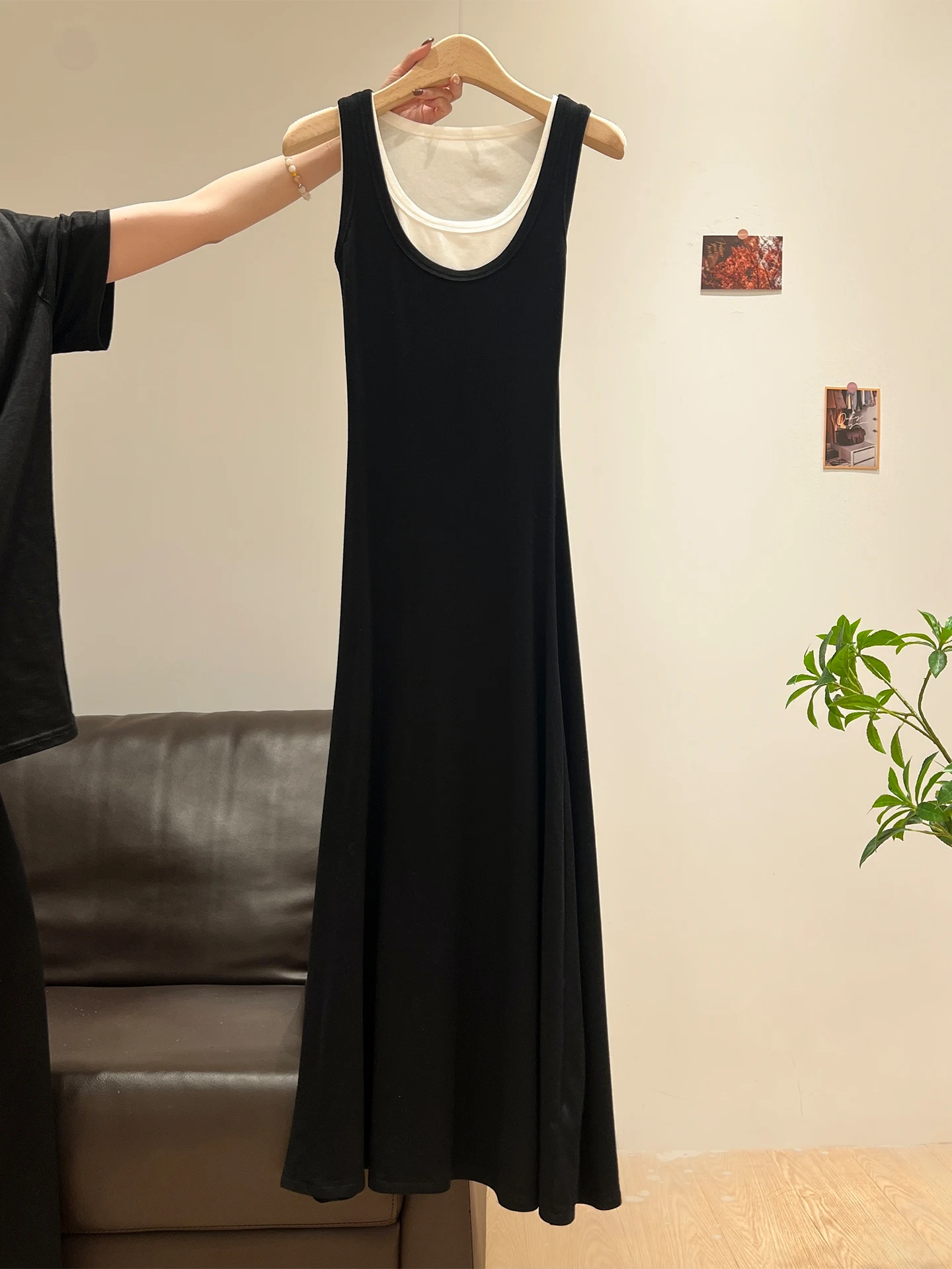 背中開きワンピースを選ぶべきタイミングは？PFVSの黒いノースリーブドレスが答えを教えてくれる