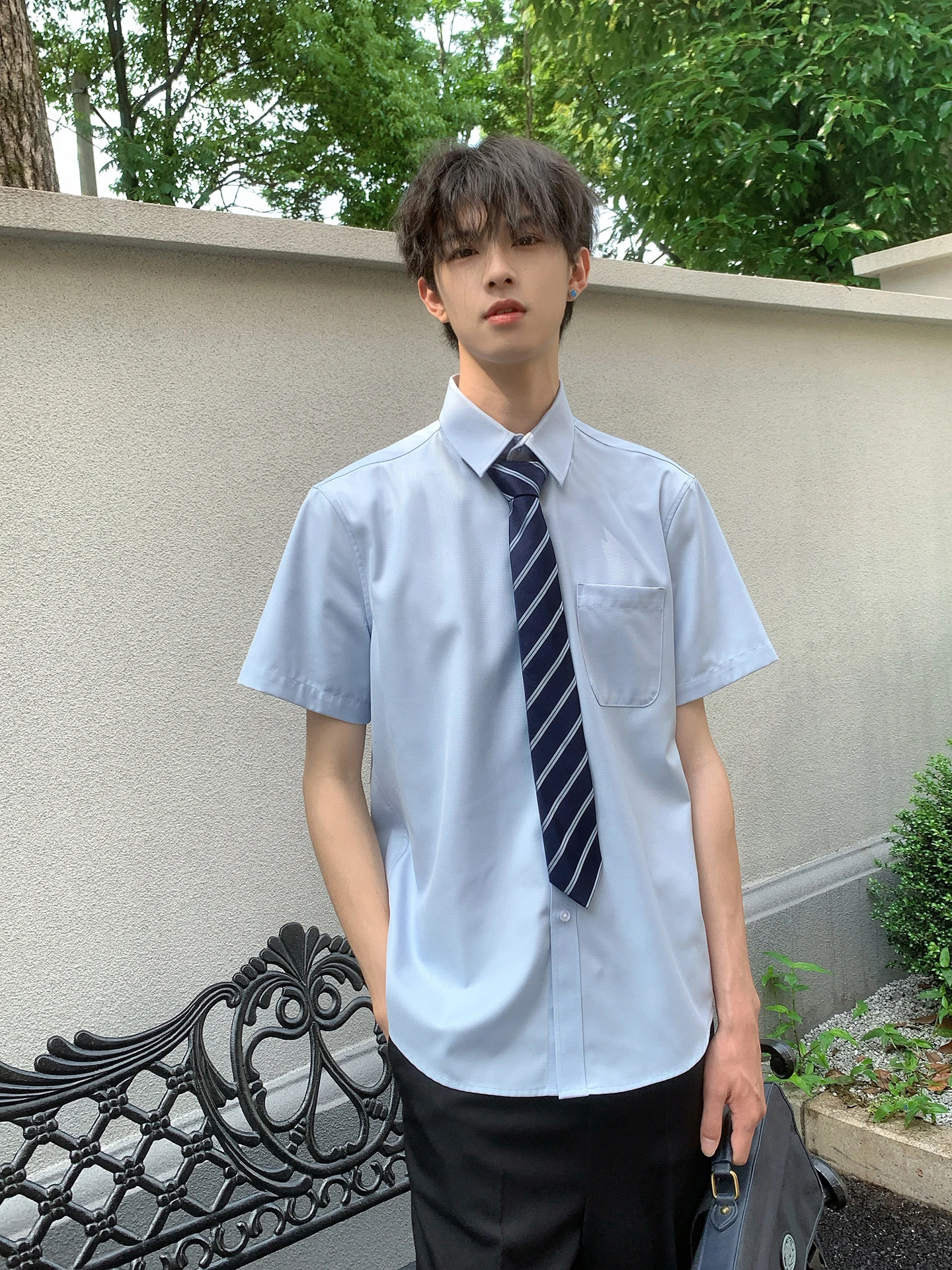高校生男子の通学服にどんなシャツがおすすめ？東鷹時記のデザインブルーシャツが解決するリアルな悩み