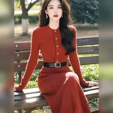 エレガントなデザインの長袖ニットワンピース【春秋用・スリムフィット・上品スタイル】（セットアップ対応）