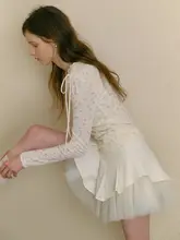 デザイン性のある不規則なプリーツスカート【ハイウエスト・Aライン・ホワイト・三層ネット素材】