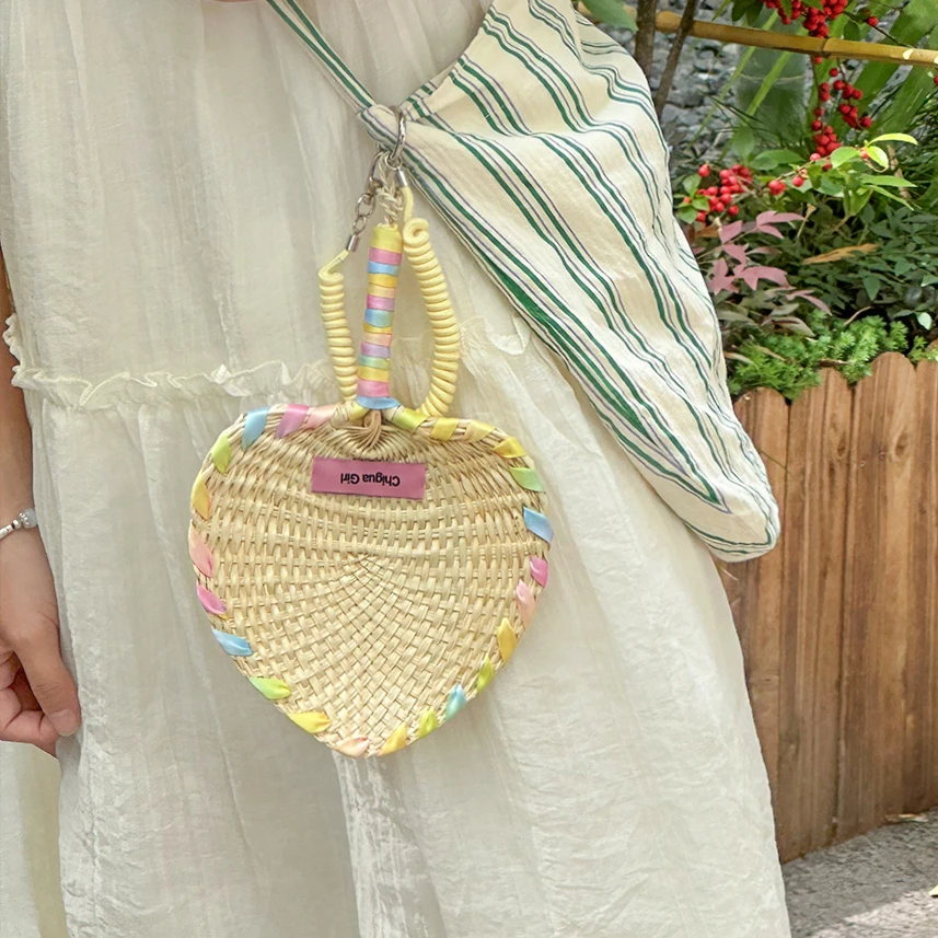 手のひらサイズの夏用扇子：夏キャンプで涼しさを実現する便携型アイテム