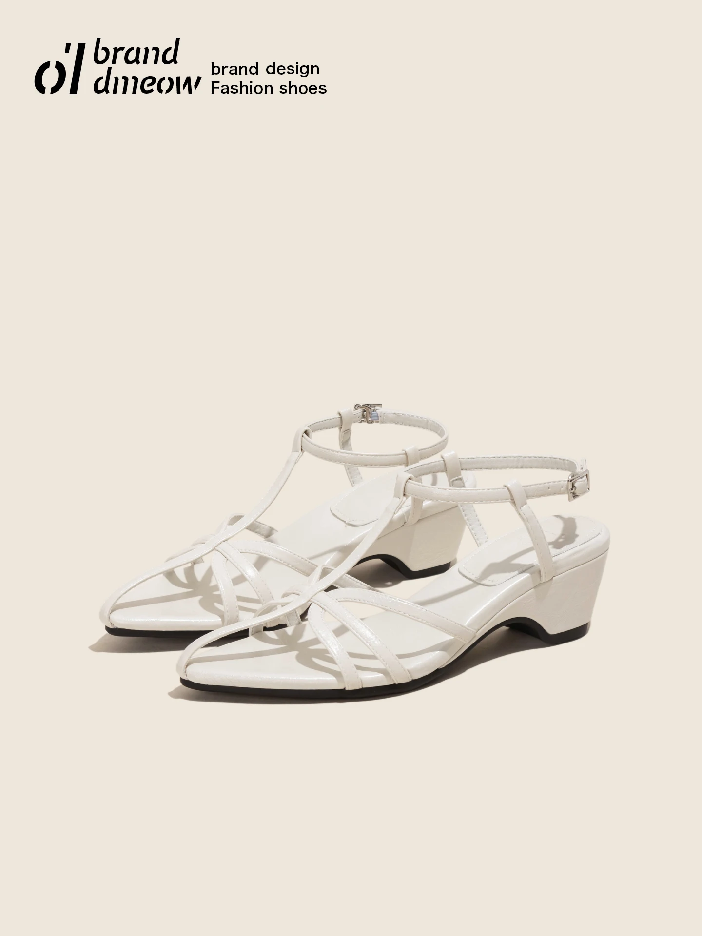 ロ ーマスタイルサンダル：低ヒール・クロスベルトで夏の日常を快適に