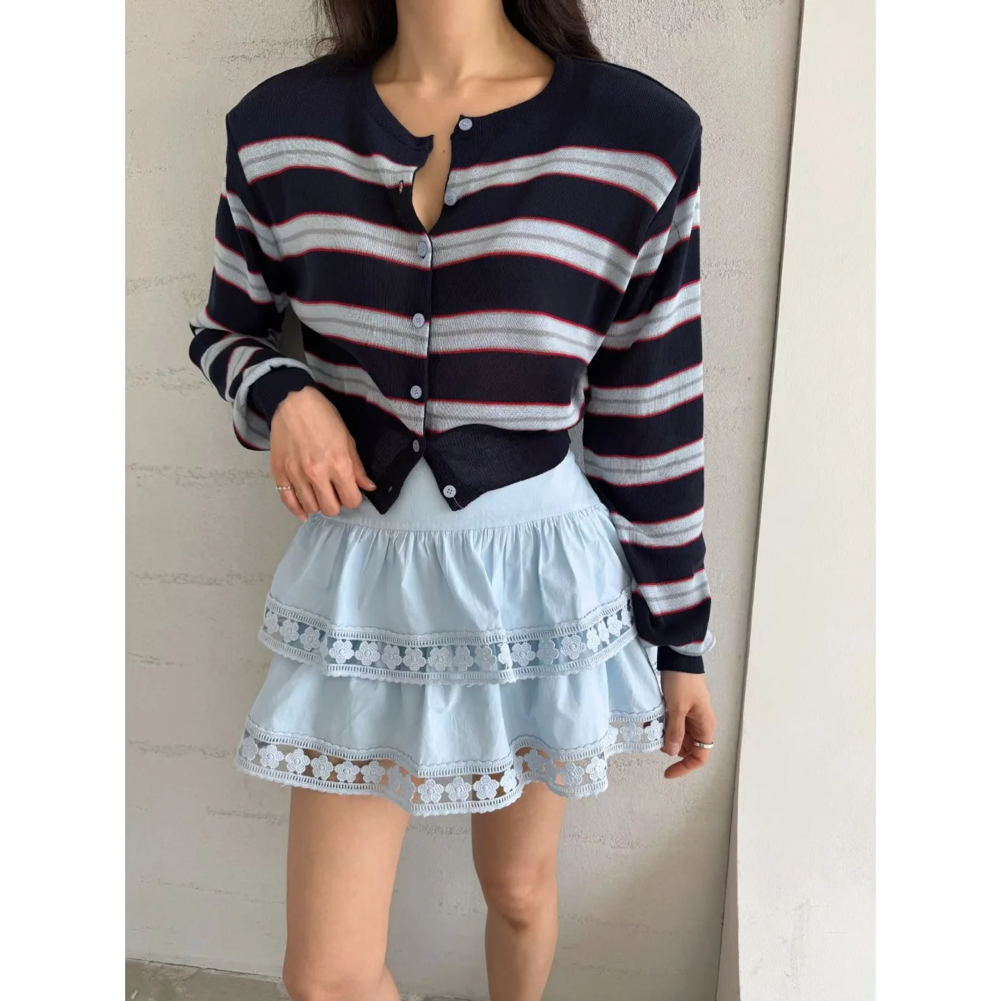ストライプとボタンが共存するカーディガンTシャツ、どう選ぶ？