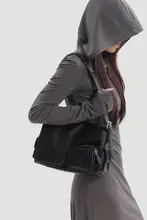 真皮製 ショルダーバッグ【高級感・通勤用・スリムデザイン】