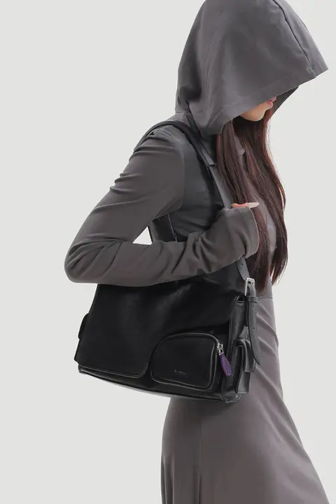 真皮製 ショルダーバッグ【高級感・通勤用・スリムデザイン】