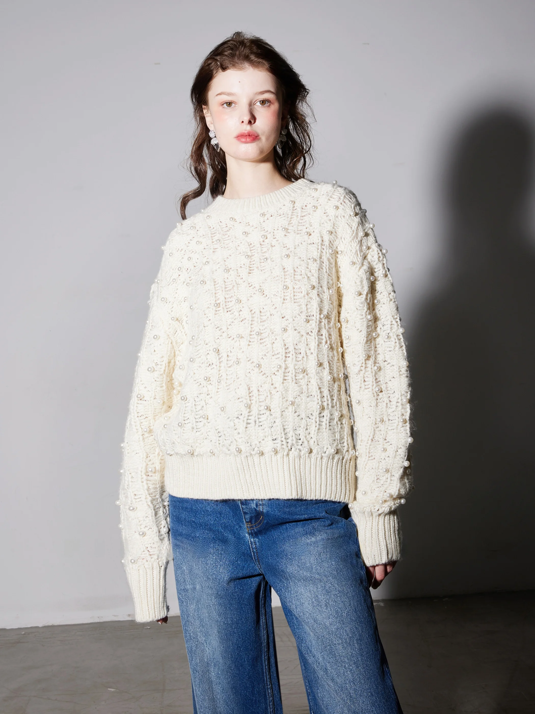 3月に着るニットは、どう選ぶ？パール感シルクウールニットが春のファッションテンポラリティを変える