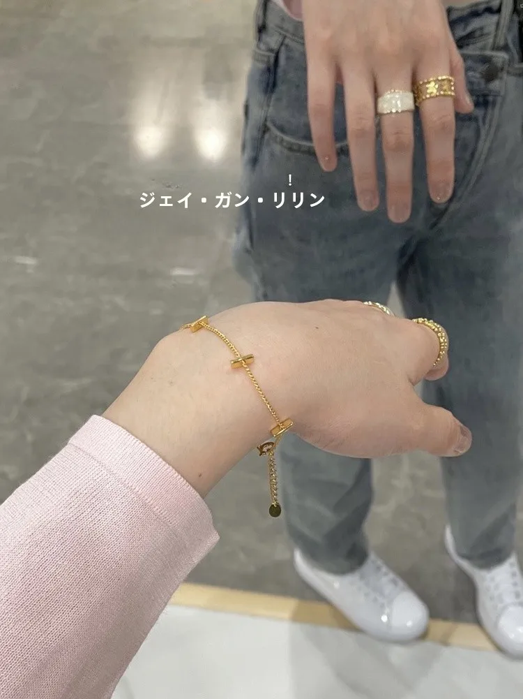 40代の女性にぴったりのブレスレットは、シンプルさと高級感のバランスが鍵！