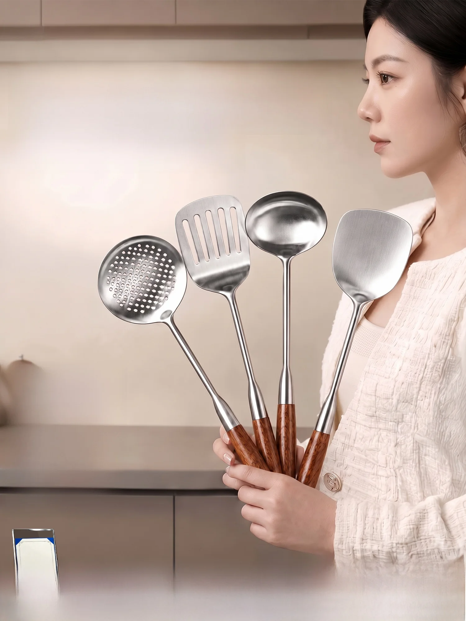 一人暮らしのキッチンで「漏れず、しっかり」調理できるフライ返しは？