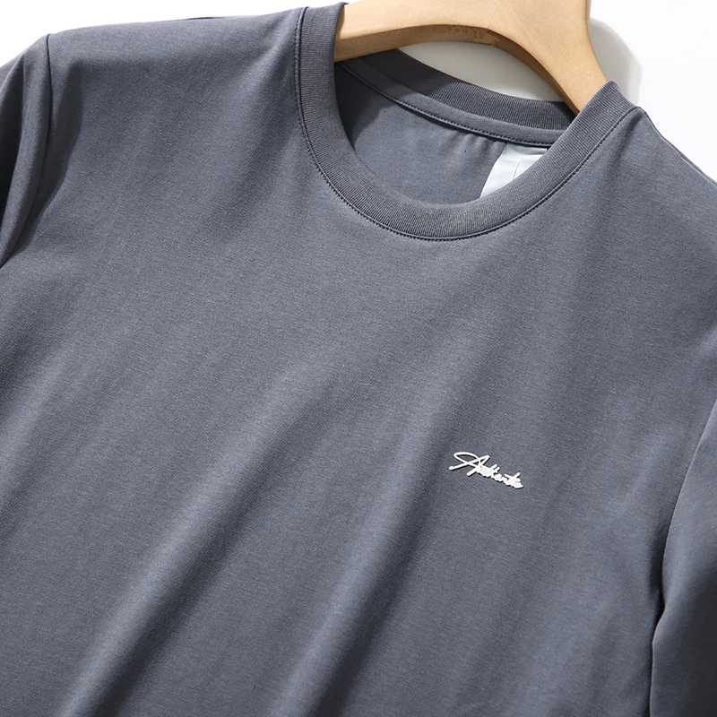 モード系メンズTシャツはどう選ぶ？清涼感とシンプルさが融合した1着が、夏のスタイルを変える