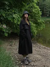 カラメル色のレディーストレンチコート【過膝・秋用・ゆったりシルエット・アウトドア向け】