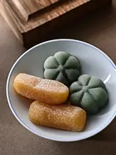 青花柄の高脚小皿【ポーセリン製・お菓子皿・青縁・高足デザイン】