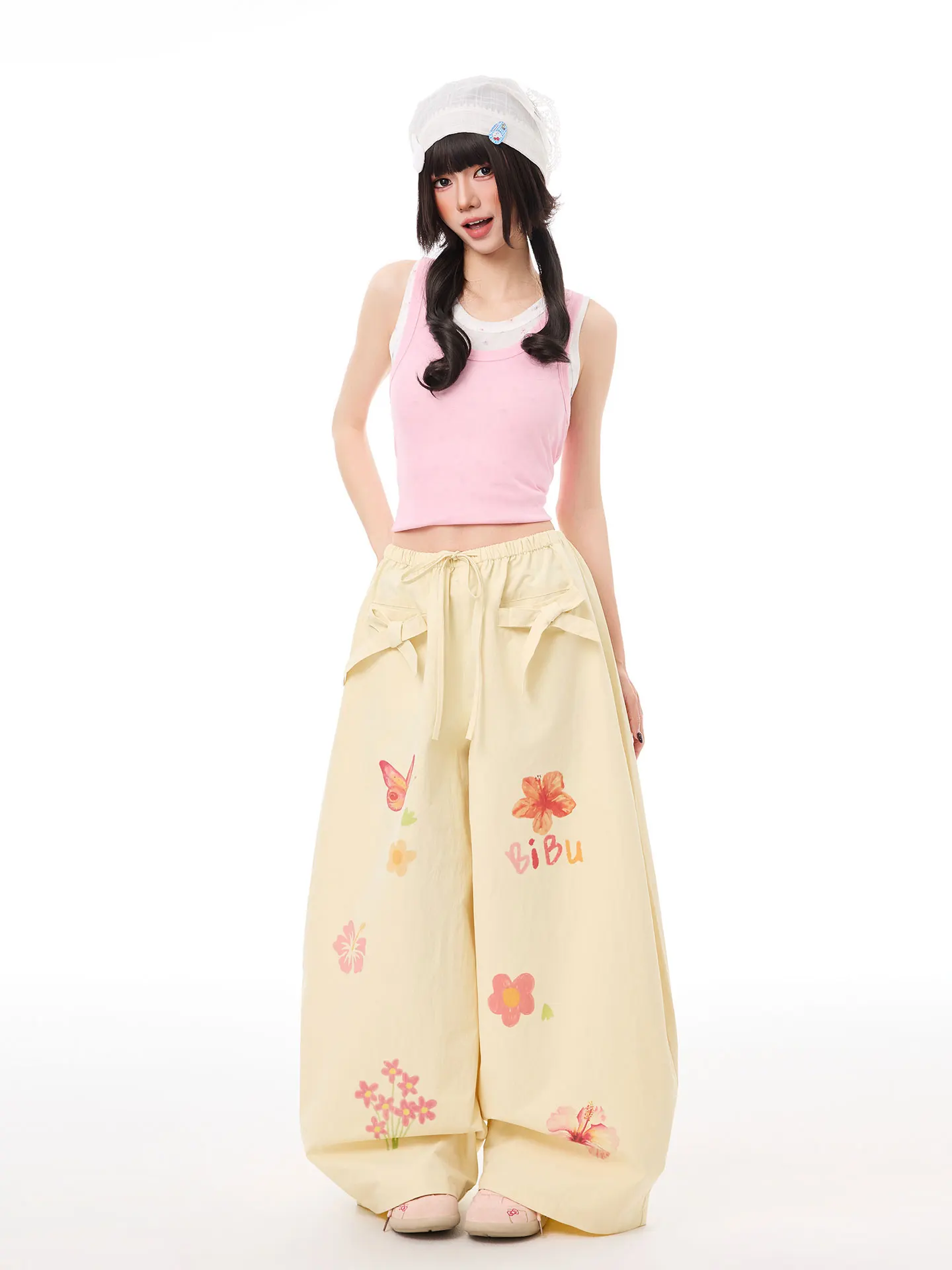 アングラ風 蝶柄プリントのワイドパンツ：おしゃれな女性らしいスタイルを実現するバックリボンストレートパンツ