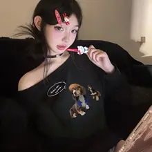 黒いダックスフントプリントのオフショルダースウェットシャツ【ゆったりシルエット・斜め肩デザイン・女性用】