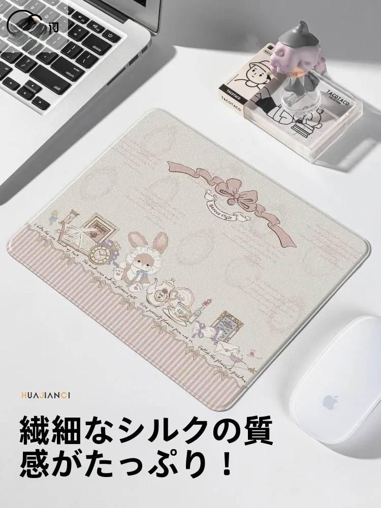 美しいイラストのマウスパッド：ゲーミングデスク周りの便利グッズとしての実用性と設計構成
