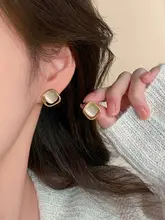 猫目石風ピアス【個性的でおしゃれ・耳たぶに優しい・美しいデザイン】