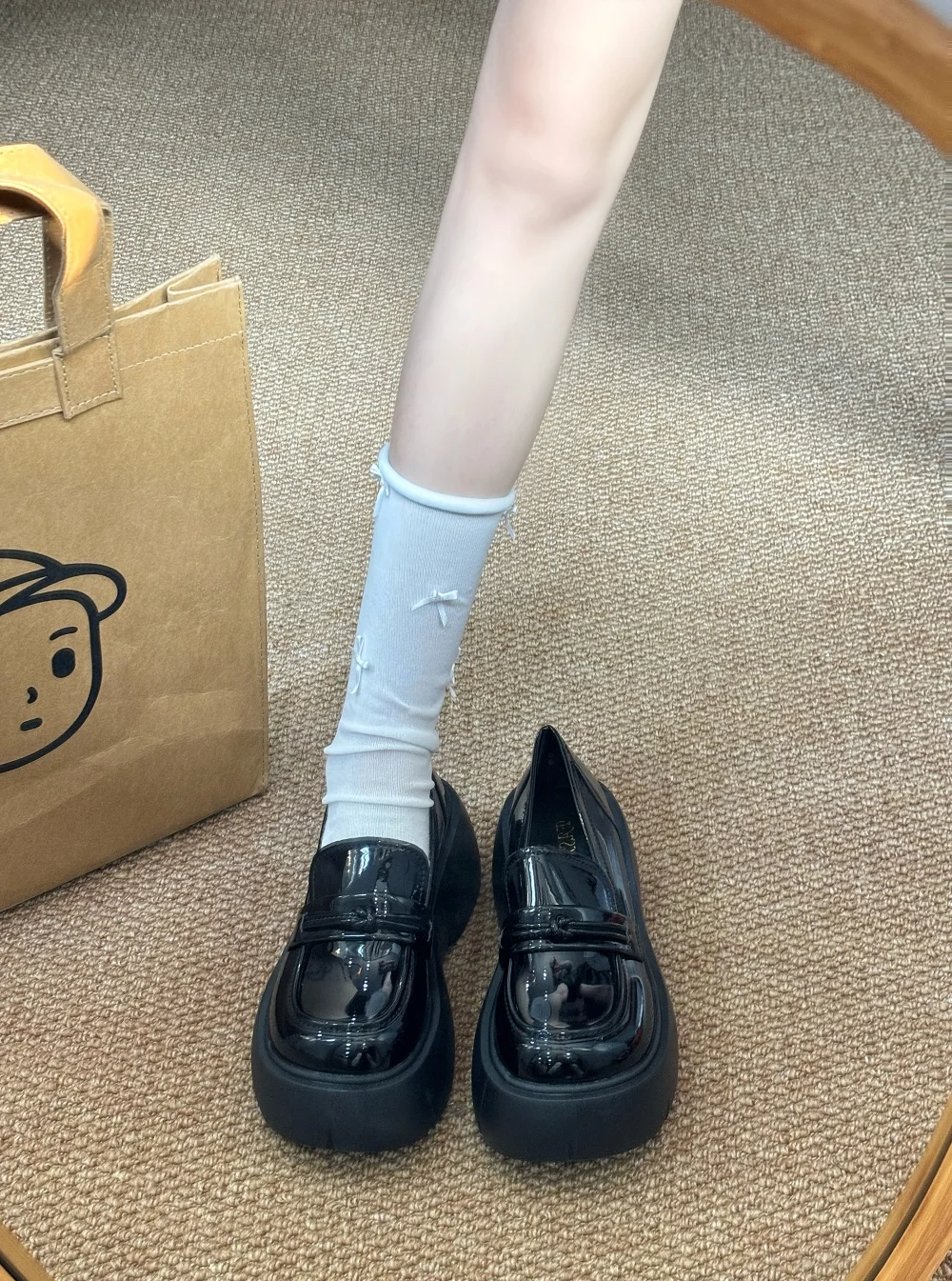 足に合わない靴で足が痛くなるのはなぜ？丸いトゥの厚底ローファーが解決する日常の悩みとは