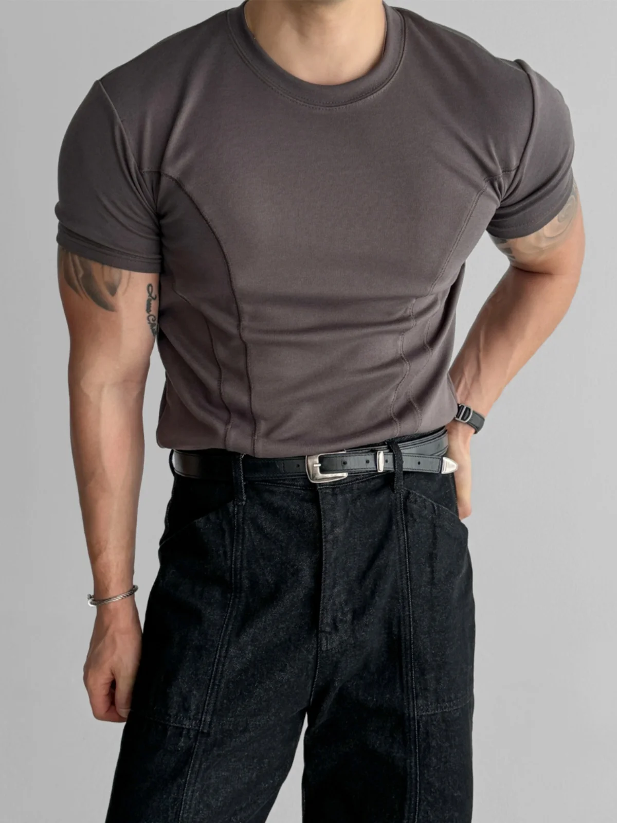 カットオフTシャツが似合う体型の選び方は？30代男性が実際の着用で気づいたこと