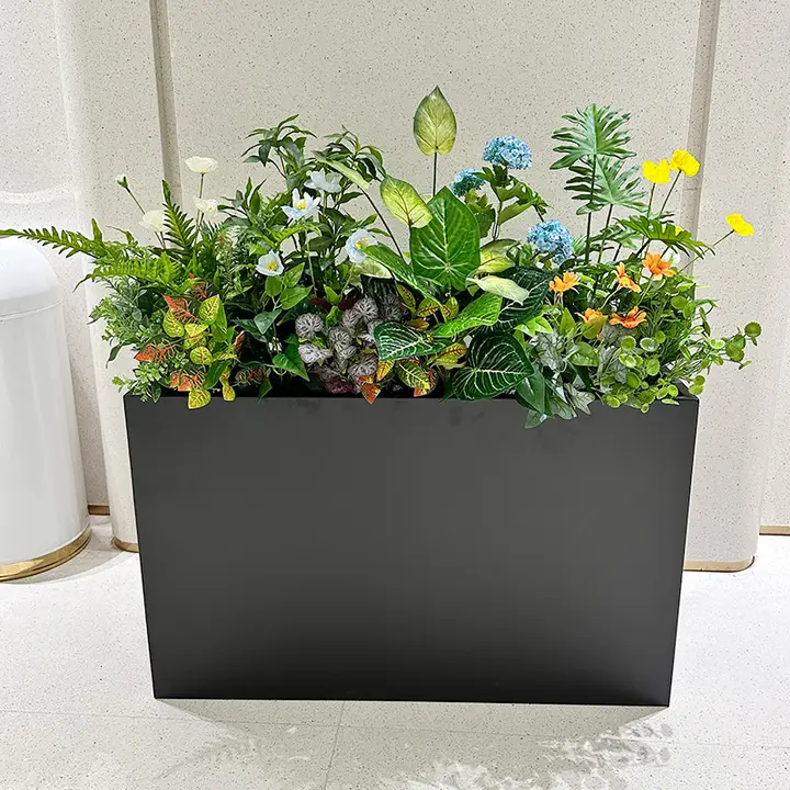 フェイクフラワーとグリーンのアレンジメント【屋外用フロアディスプレイ・娯楽スペース用】