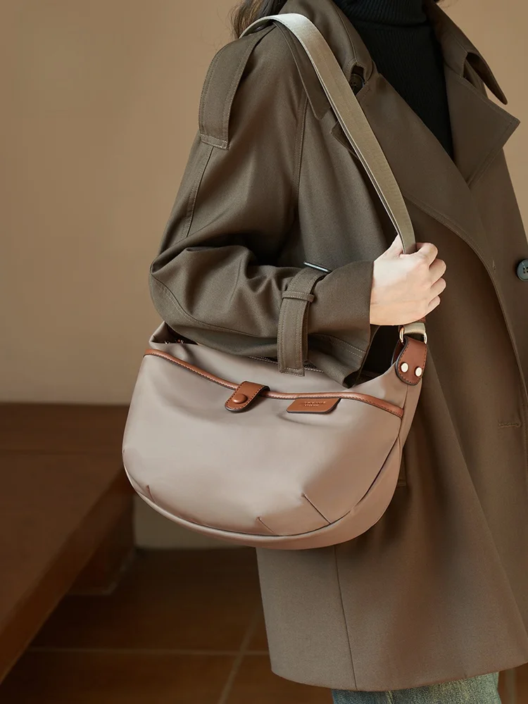 通勤の日常を軽く、そしてスタイリッシュに——トートバッグを斜めがけに使うなら、これがベスト？
