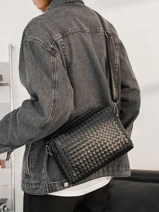 おしゃれなレザー製ハンドメイドクラッチバッグ【手首巻き・タブレット用・男性向け】