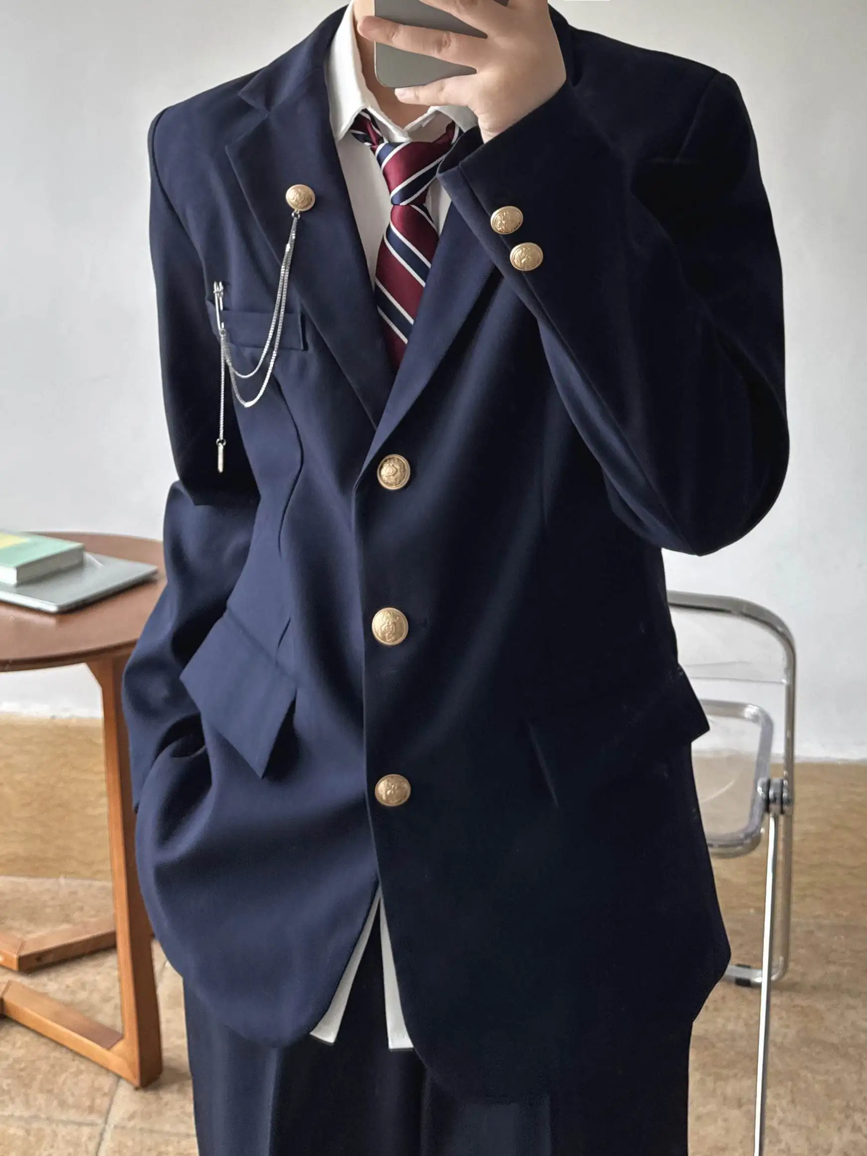 ネイビーブルーの三つボタンブレザーをどう選ぶ？中古制服市場で最も人気の「学院風」アイテムとは？