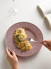 クリスマスデザインの陶器製デザートプレート【高級感ある軽やかさ・家庭用】