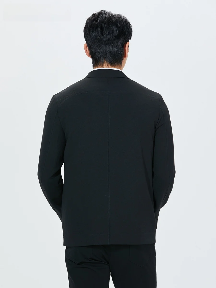 オフィスカジュアルに悩むあなたに、今こそ選ぶべき「薄手のジャケット」は？