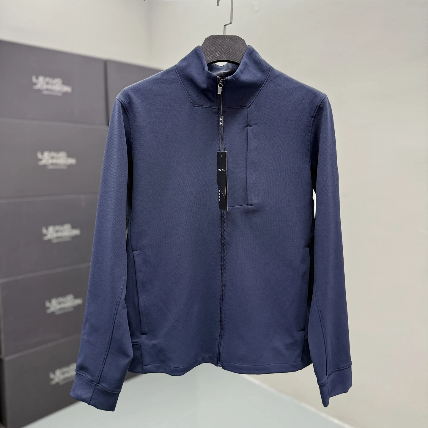 ストリートファッションの本質を解く！ジャケット1本で実現する自然なスタイル