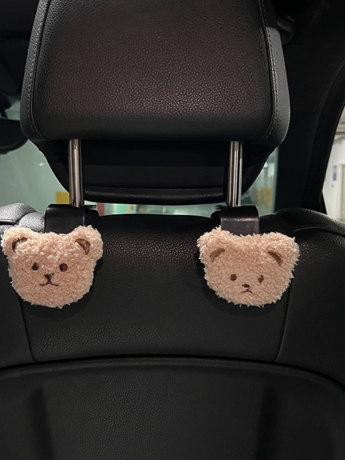 bulkhead seat に似た多機能アイテムはどれ？「座席背面用フック」が通勤生活を救う理由とは