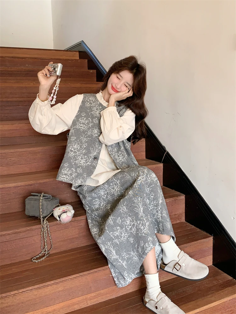 新中式刺绣ベストとフラワープリントスカートのハイネックトップス：4月半ばに着る秋のデート服としての実用性と季節感