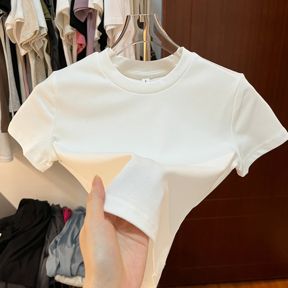 cropped t shirt はどんなときに着るべき？美式風の赤色ハイウエストTシャツが教えてくれる夏の着こなしの答え
