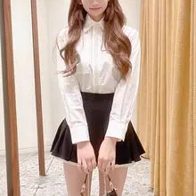 フレンチスタイルの重厚感あるパール装飾付き長袖コットンシャツ【ポケット付き・襟付き】