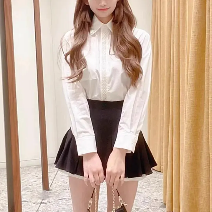 フレンチスタイルの重厚感あるパール装飾付き長袖コットンシャツ【ポケット付き・襟付き】