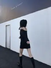 MOONLET オリジナルデザイン 肩出し黒フーディワンピース【春秋用・背中あき・トレンド】