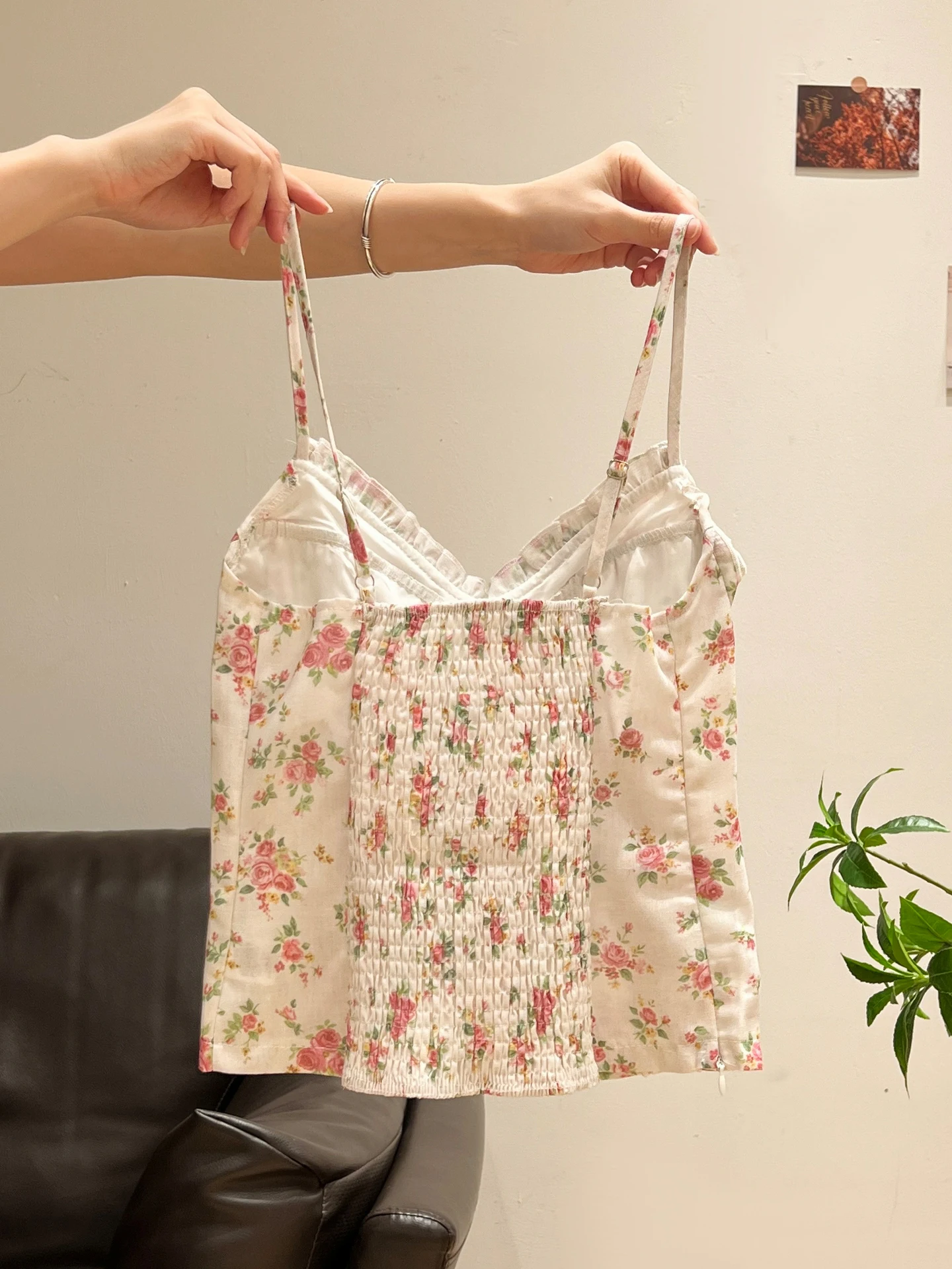 「tシャツワンピース コーデ」で失敗しない方法は？花柄のVネックフリルトップスが夏のスタイルを救う