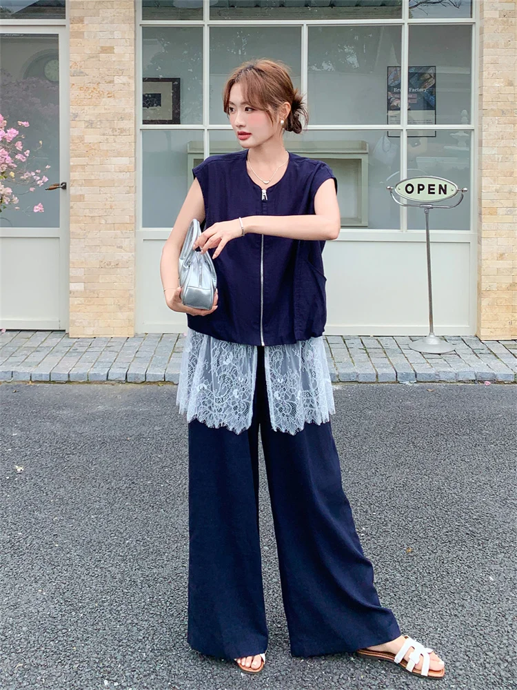 6月後半に着る服はどう選ぶ？深い青のレース切替ベストとワイドパンツが解決するリアルな悩み