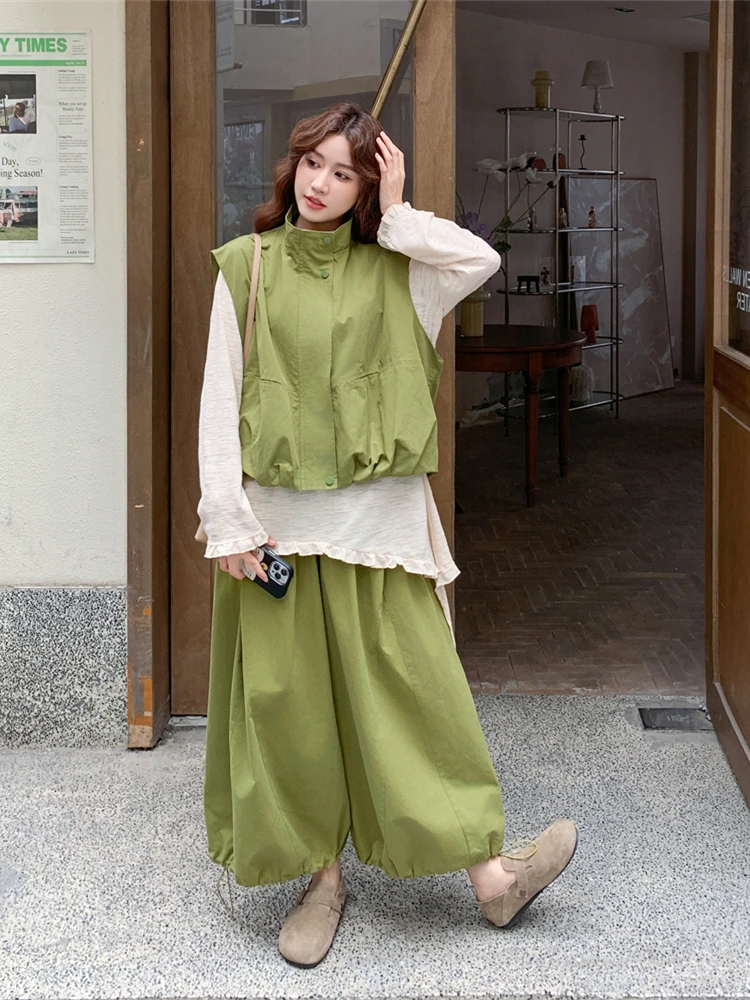 レトロなグリーンのワークベストとスカートの三点セット：ガーデニング服装の実用性とデザインバランス