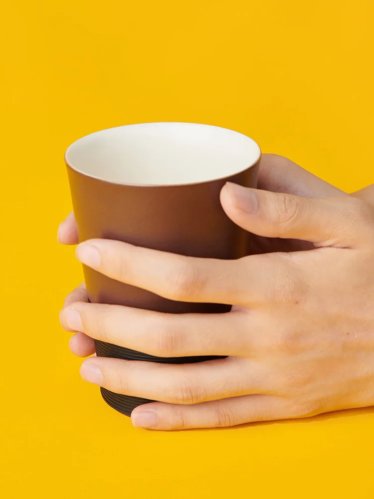 青茶色のティーカップを選ぶべき理由は？小物で心を落ち着かせる魔法の色とは