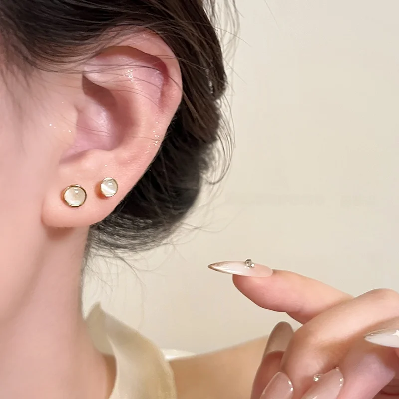 黒猫ピアス：猫目石のデザインと軽量合金が実現する高級感と睡眠対応