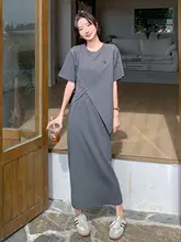 グレーのスリット入りショートスリーブトップスとスカートのセットアップ【スタイル・スリム効果・夏用】（セットアップ対応）