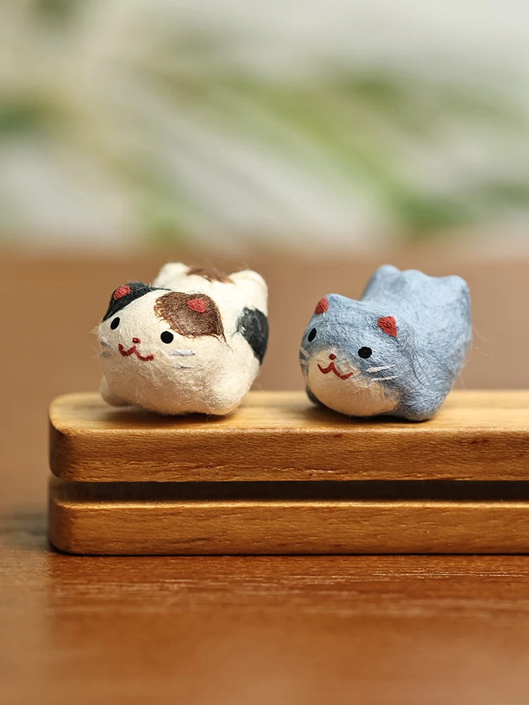 和紙製ミニ猫の置物：かわいいデザインでデスクやインテリアに活用できる