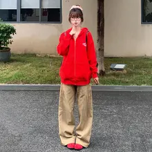 カジュアルな雰囲気の大人女子向けカーキ色ローボトムデニムパンツ【秋用・ストレート・ワイドシルエット】（セットアップ対応）