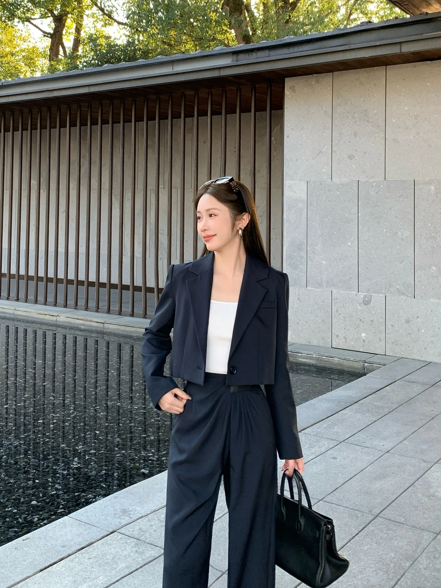 30代オフィスファッションで「高級感とカジュアルのバランス」を取るには？